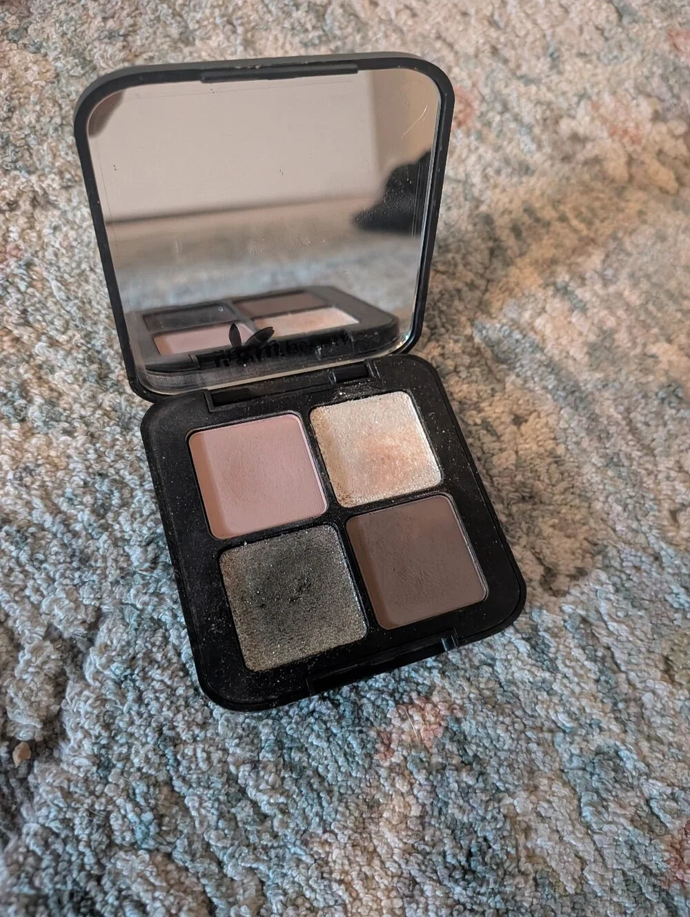 r.e.m. beauty Dangerous Woman Eyeshadow Quad